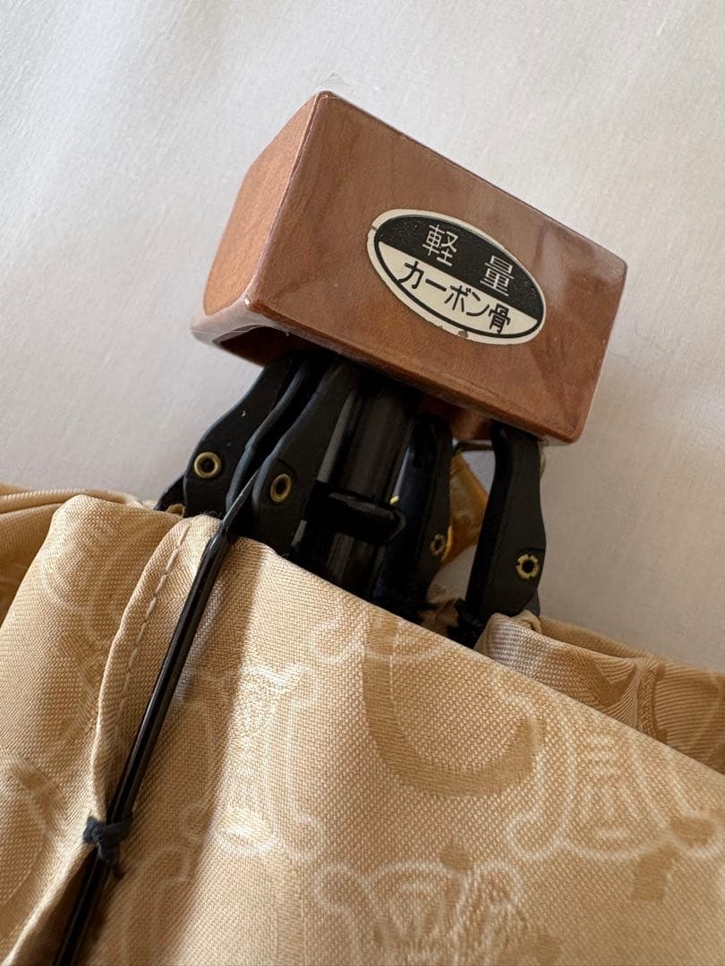 セリーヌ 折りたたみ傘 ベージュとブラウン デザイン