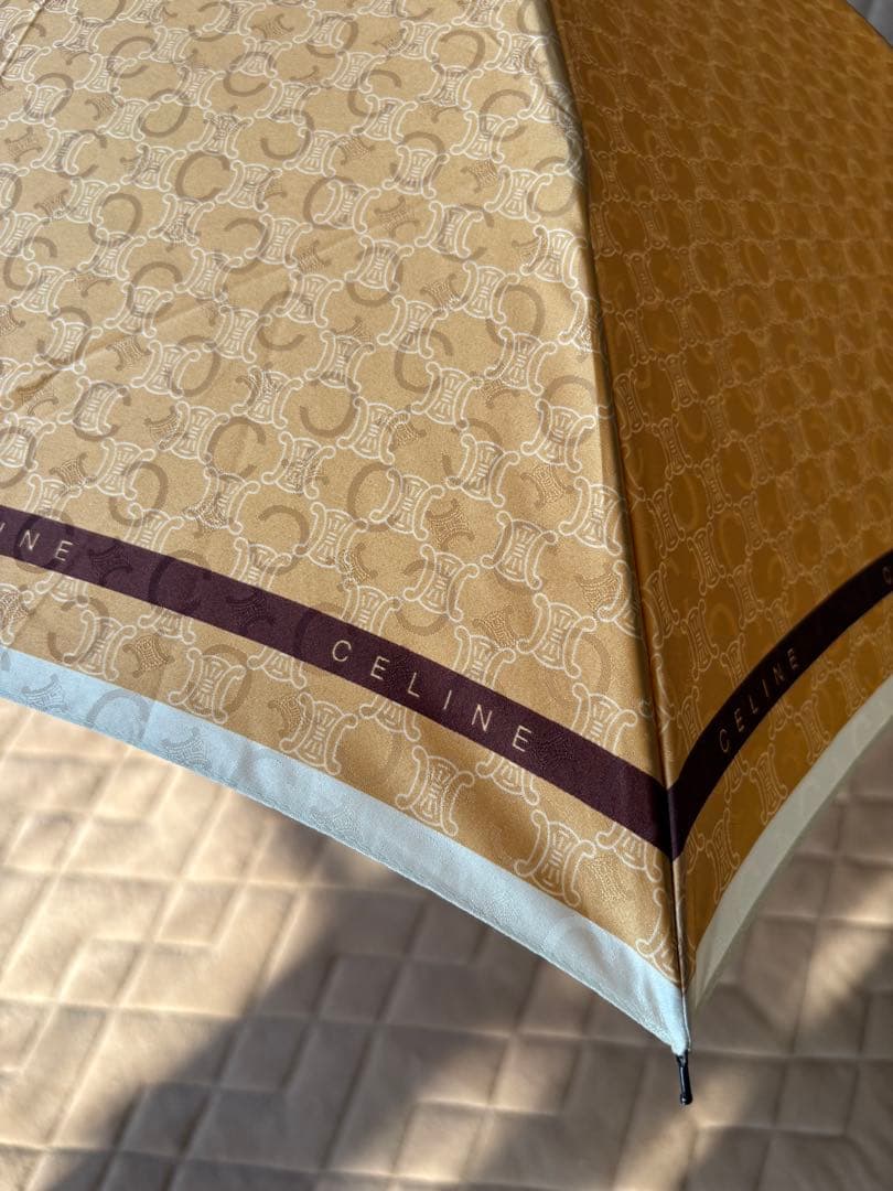 セリーヌ 折りたたみ傘 ベージュとブラウン デザイン
