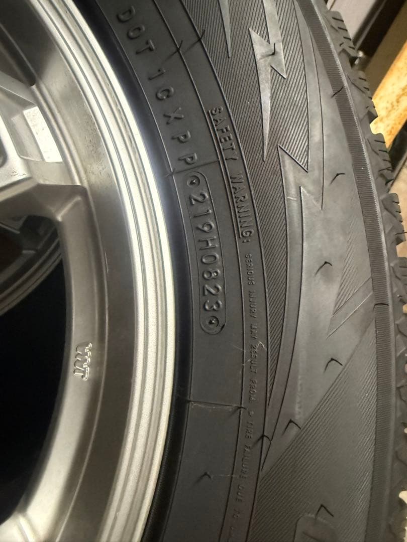 ランドクルーザー スタッドレス 美品 ホイール付き