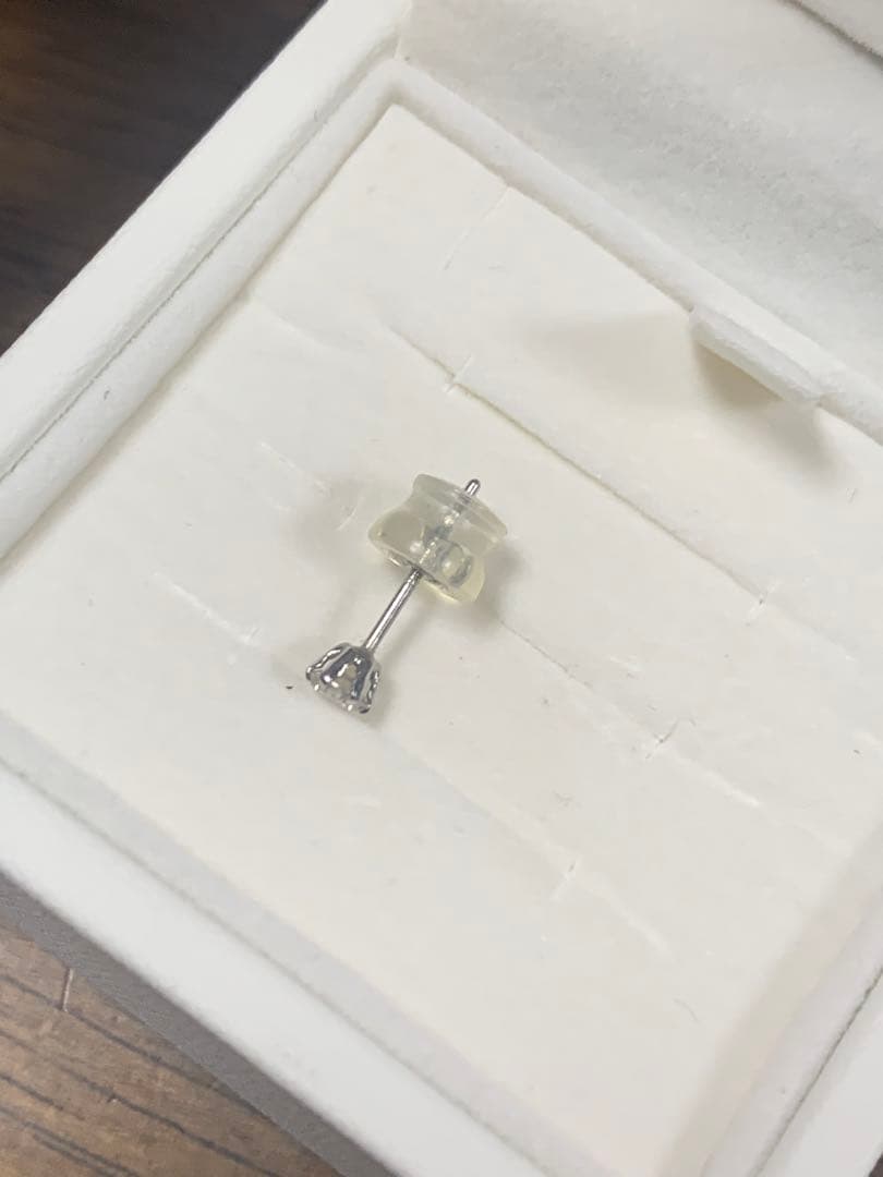 ま*ん様 ダイヤモンド片耳ピアス鑑定書付き