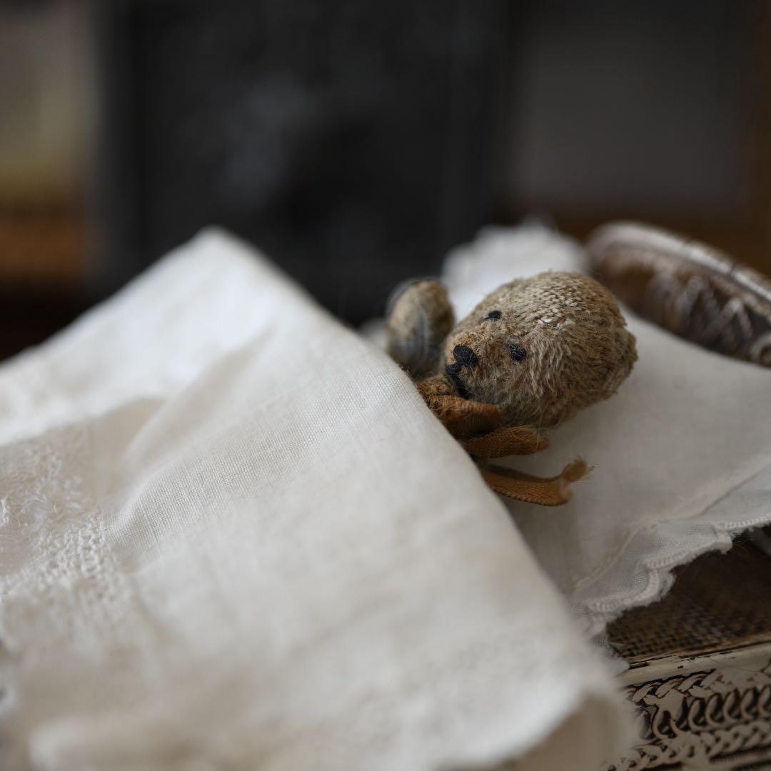 フランスアンティーク　小さなテディベアとベッド