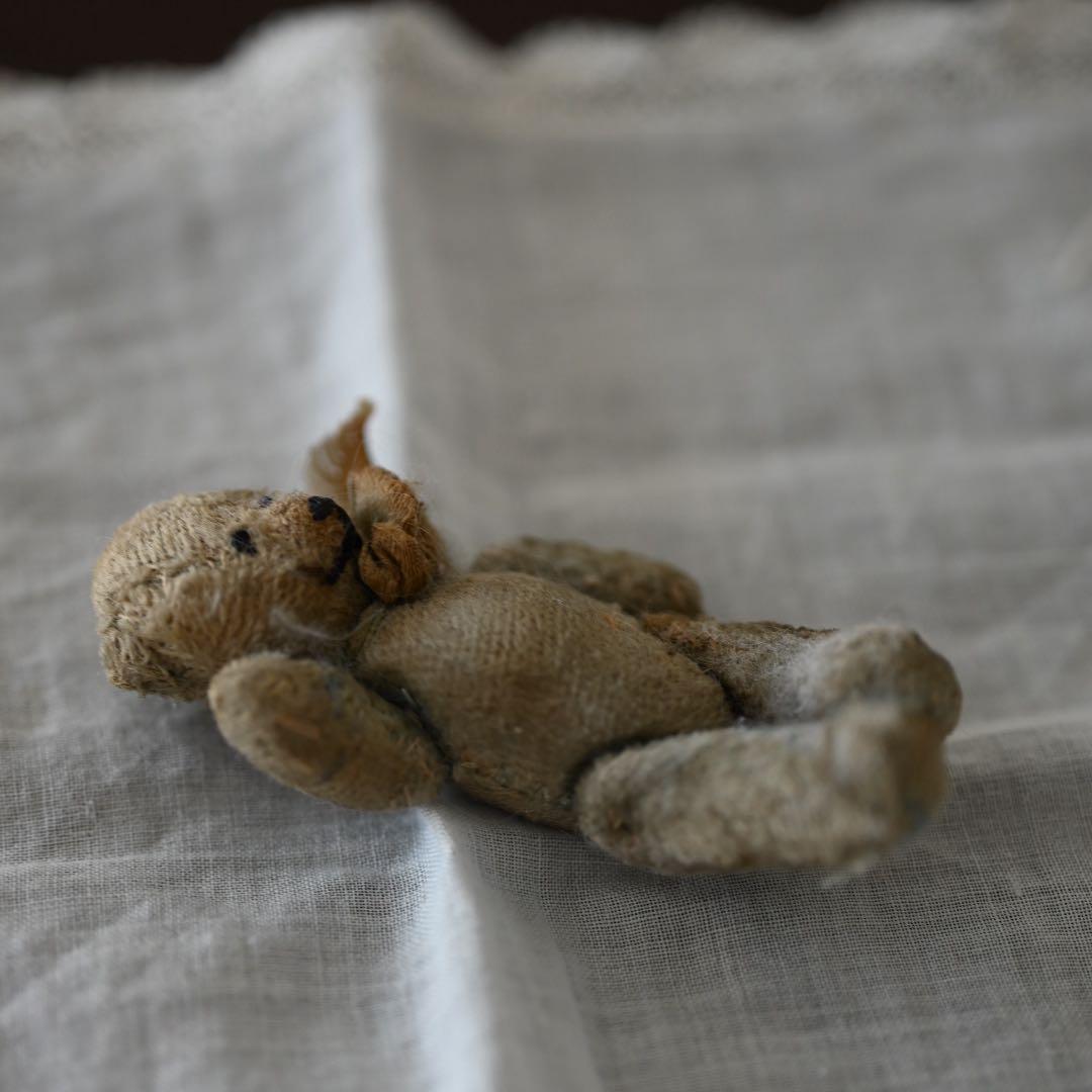 フランスアンティーク　小さなテディベアとベッド