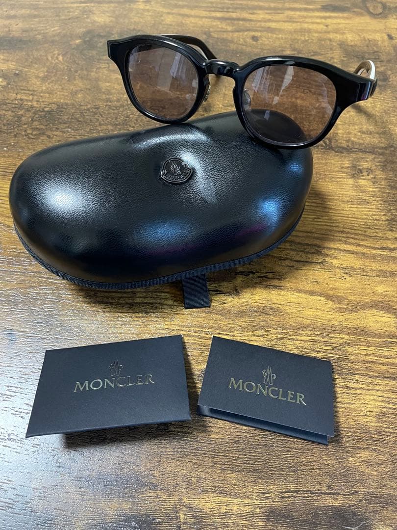 MONCLERモンクレールブラックラウンドサングラス