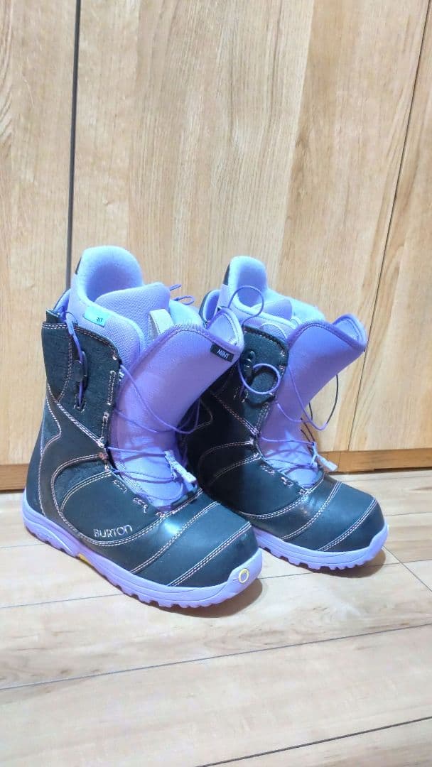 Burton スノーボードブーツ 女性用 黒と紫