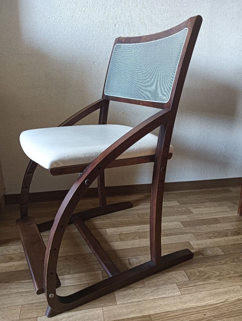 カリモク　クレシェ　学習椅子
