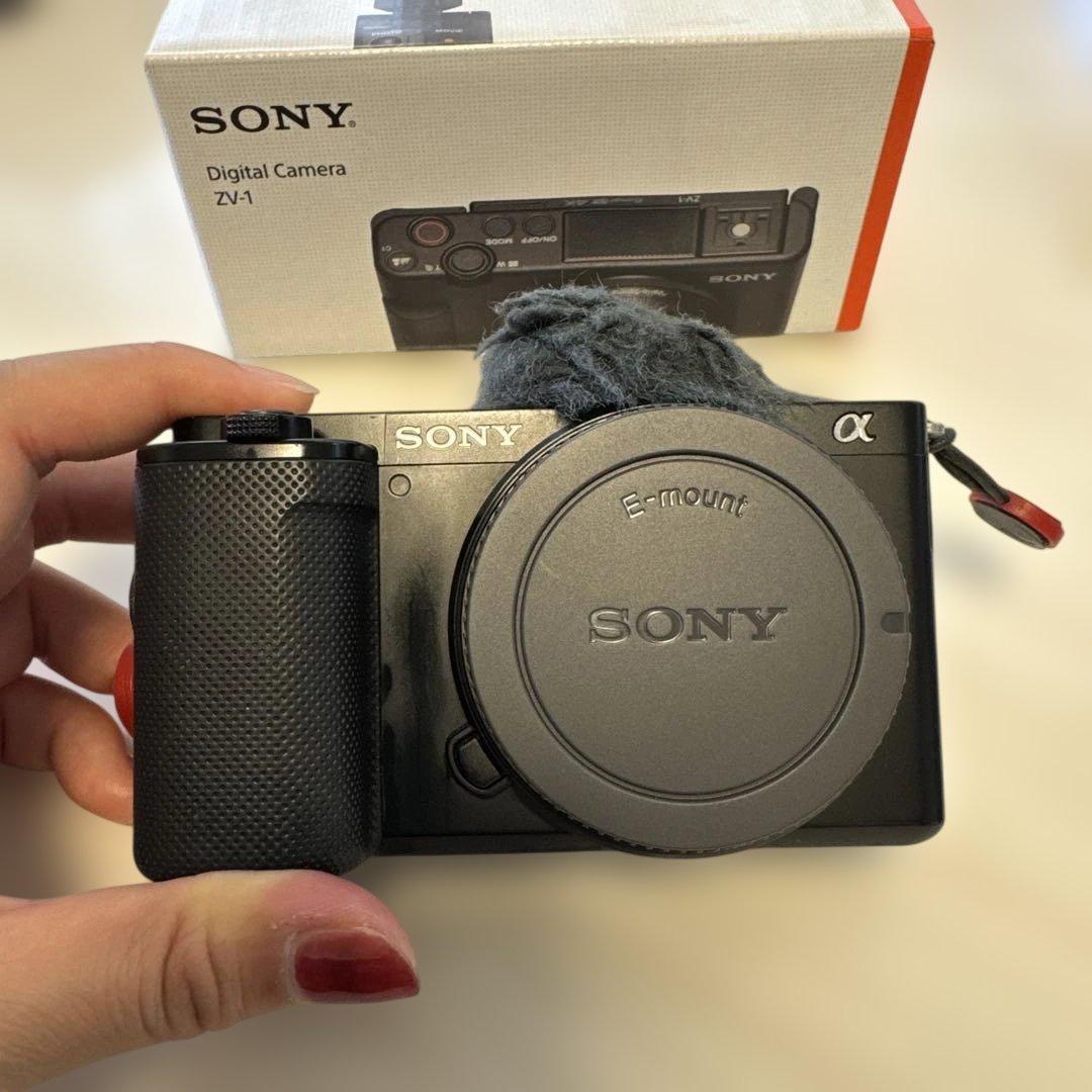 SONY VLOGCAM ZV-E10 本体とストラップ