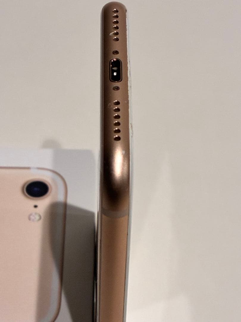 iPhone8 64GBゴールド 、画面、背面にひびあり