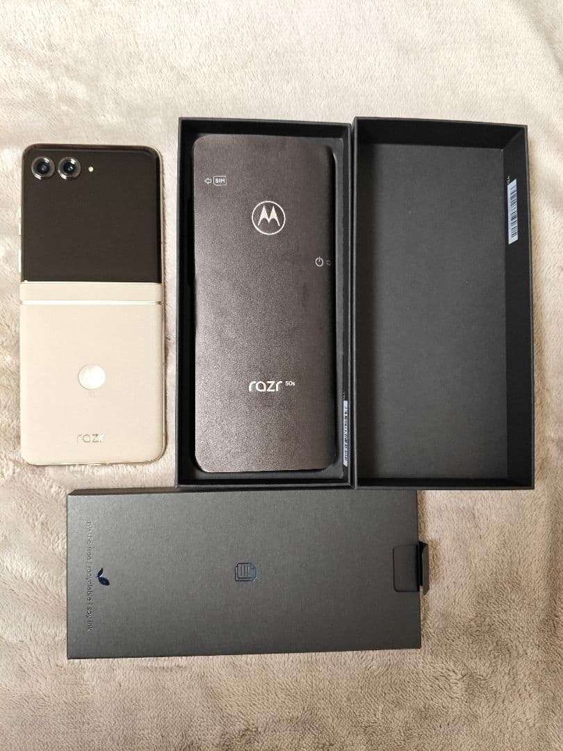 【新品未使用】motorola razr 50s サンドクリーム 256GB