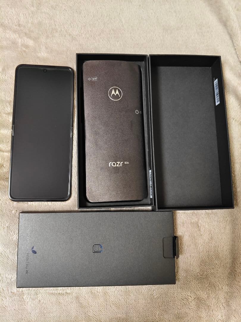 【新品未使用】motorola razr 50s サンドクリーム 256GB