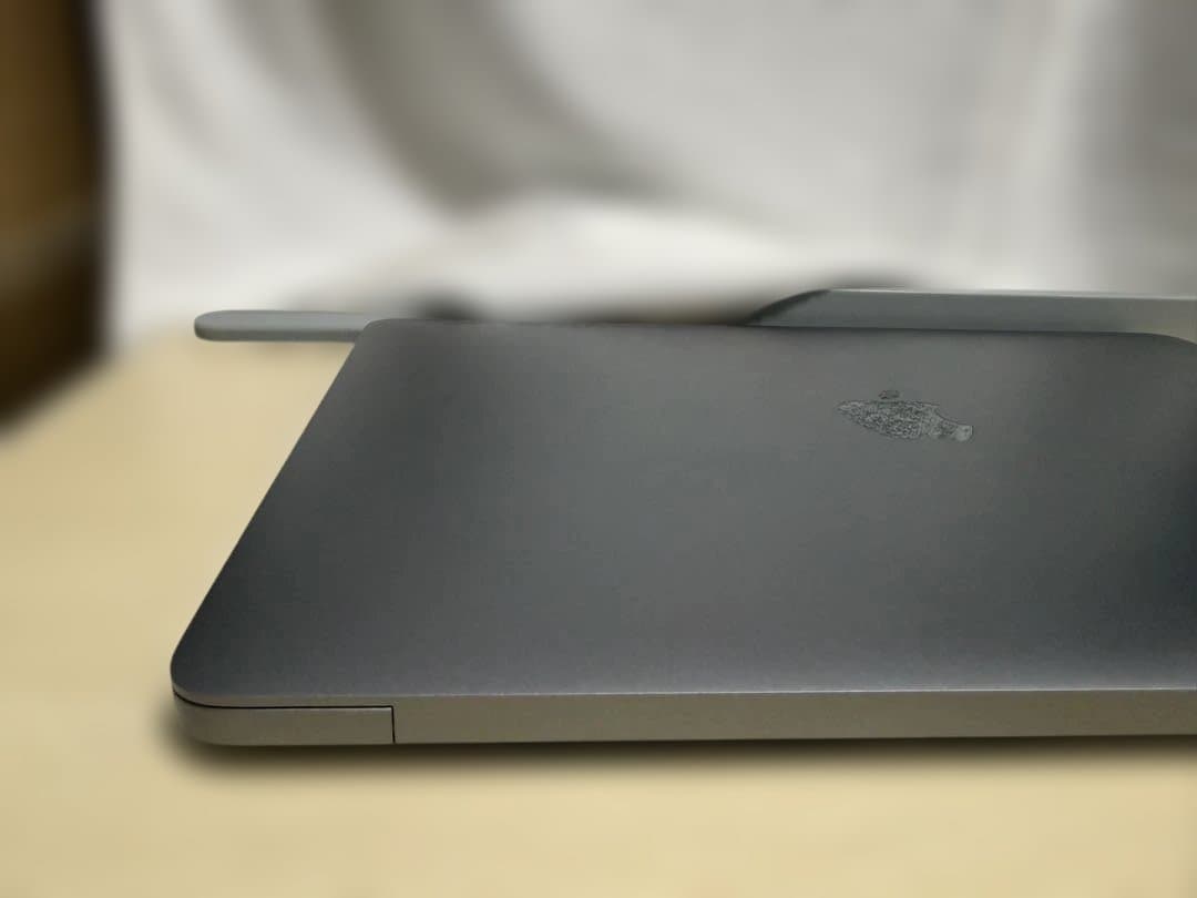 Mac book air M1 バッテリー　100% 放電回数4回