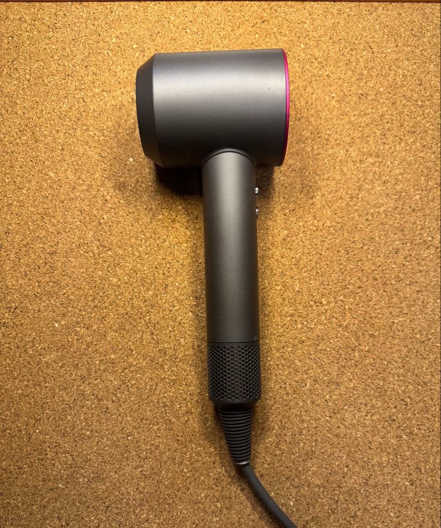 特徴的デザイン ヘアドライヤー