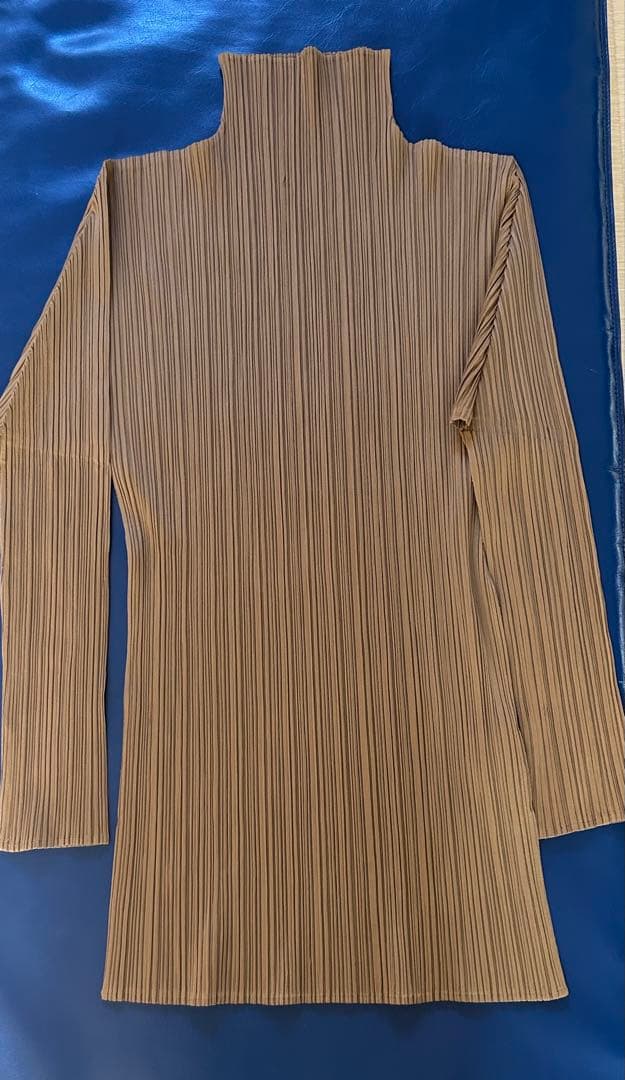 合馬公式アカウント1　イッセイミヤケ　ブラウン プリーツシャツ