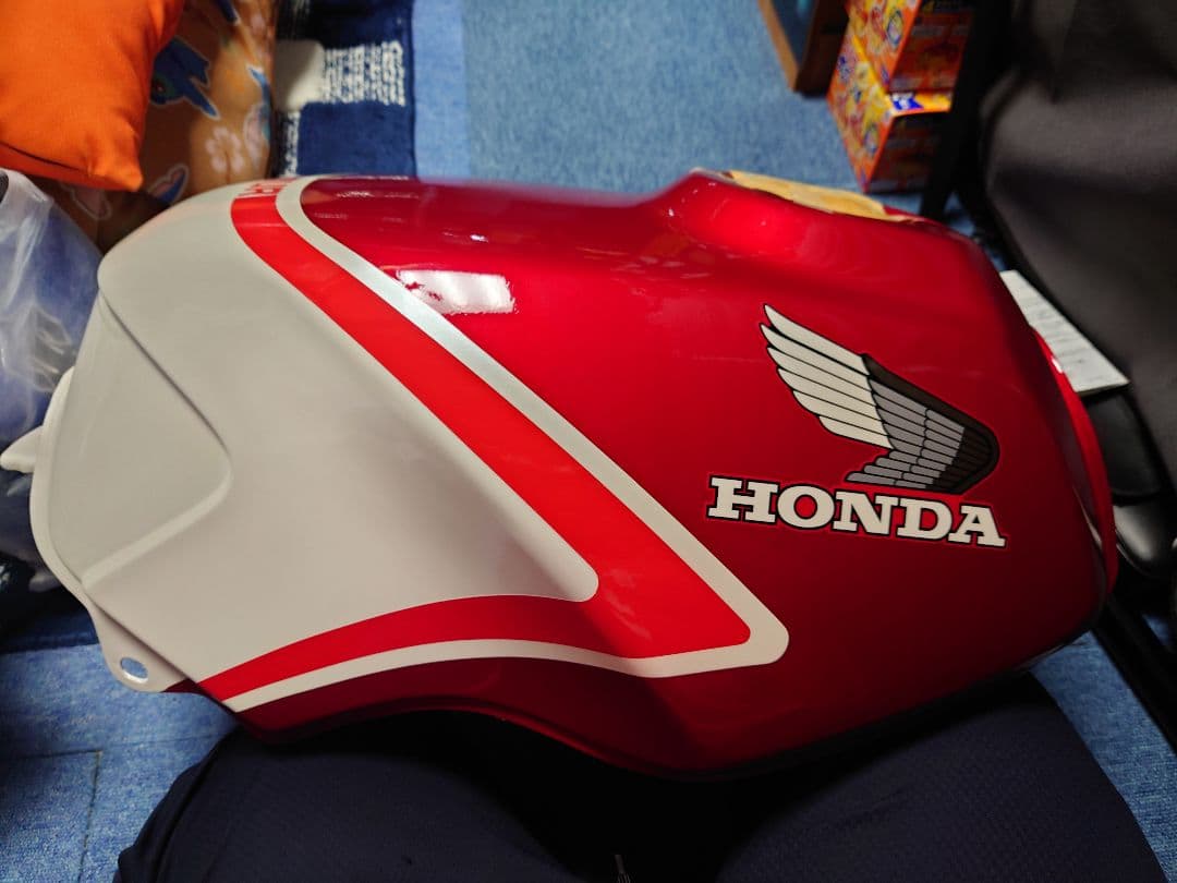 HONDA VF-400F タンク 新品 V-FOUR