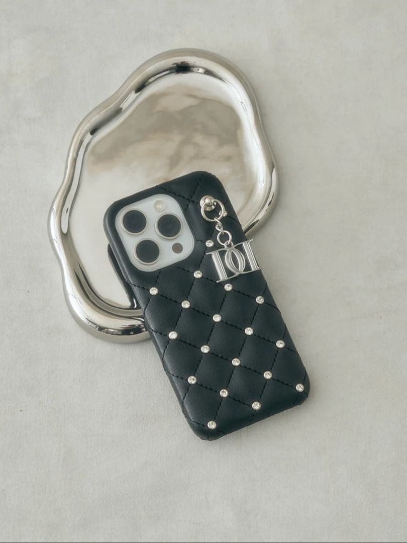 ダーリッチ キルティングビジューDDチャームiPhoneケース 15pro