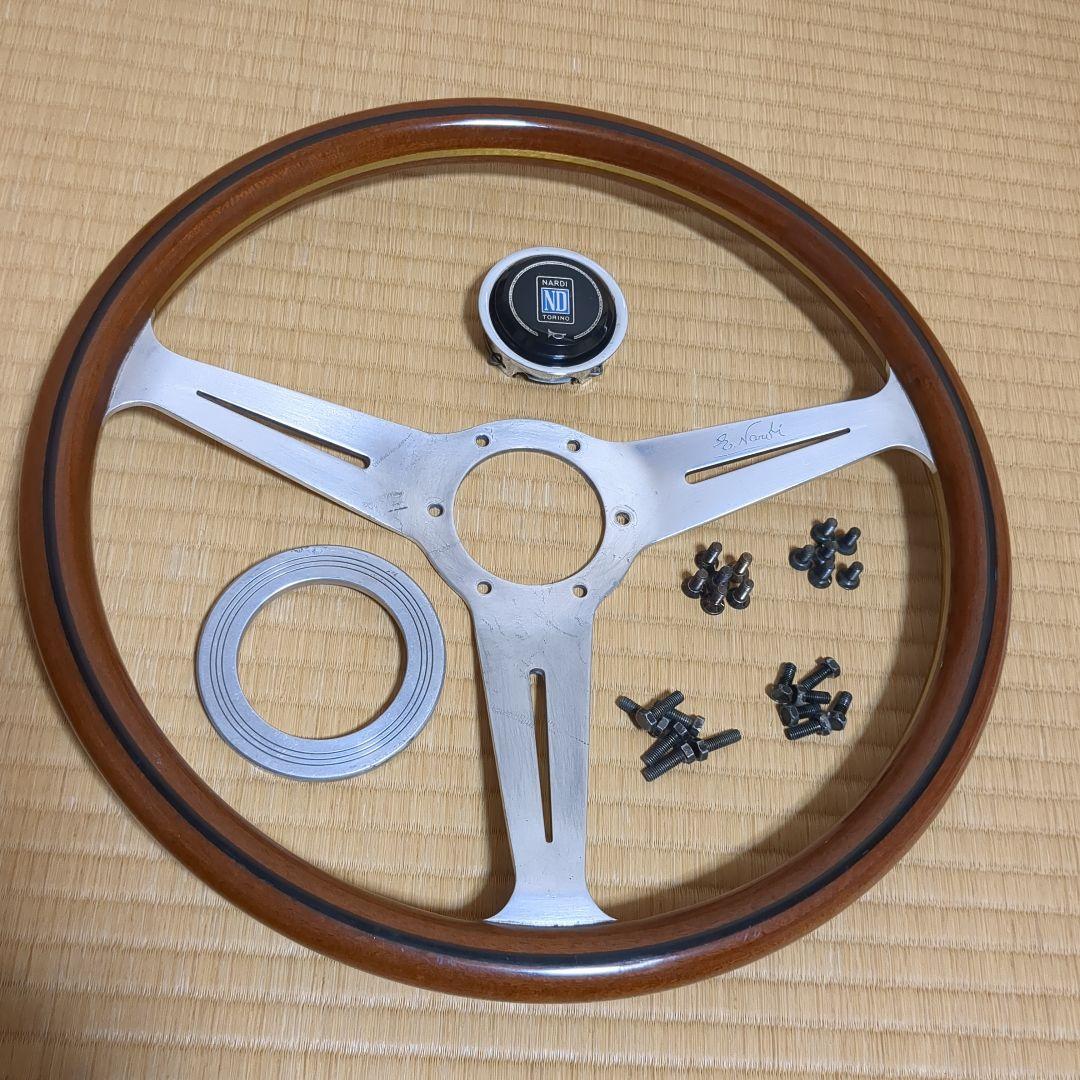 ナルディウッドステアリング、ホーンボタン、取り付けネジ。