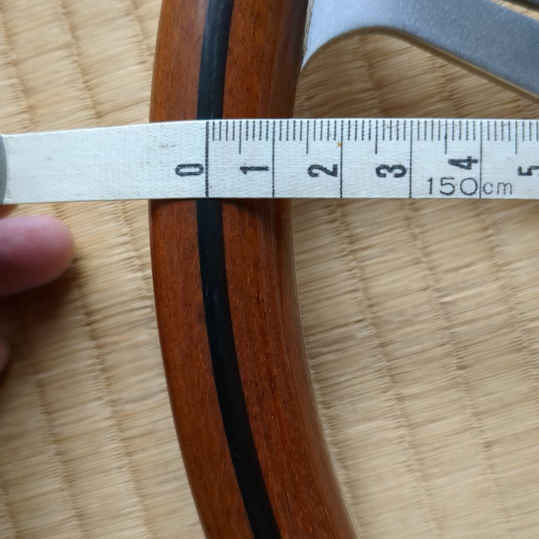 ナルディウッドステアリング、ホーンボタン、取り付けネジ。