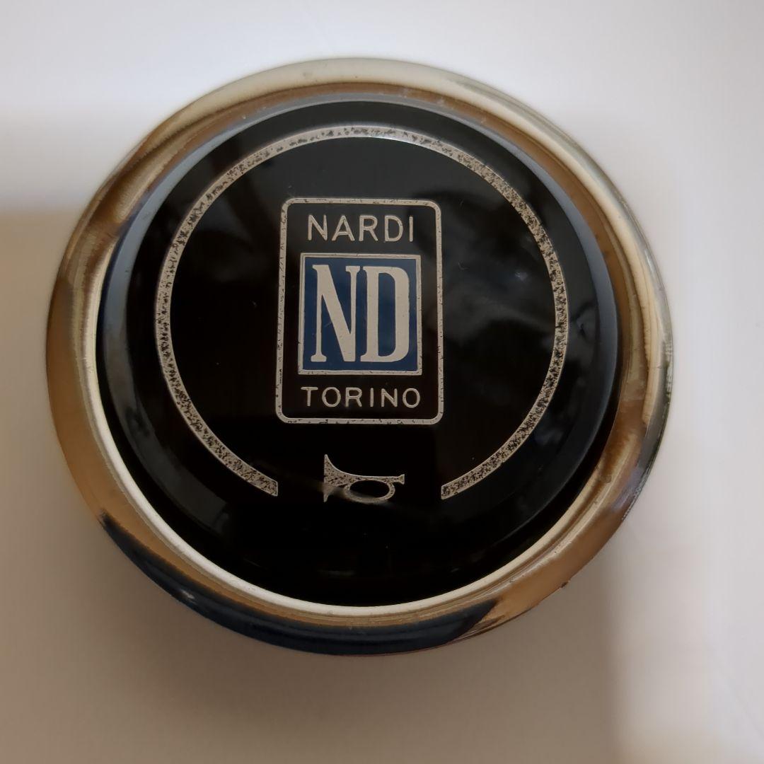 ナルディウッドステアリング、ホーンボタン、取り付けネジ。