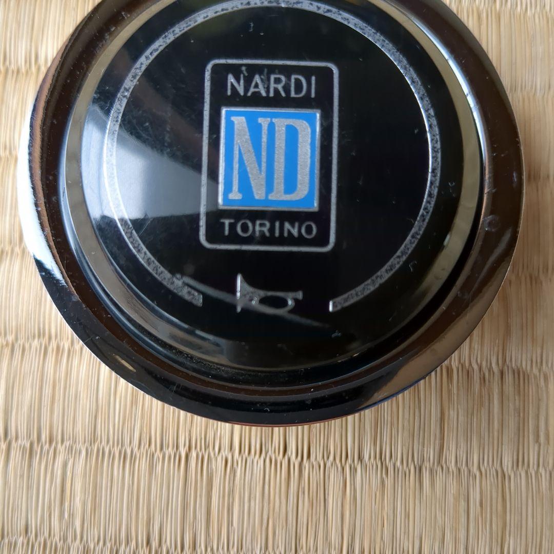 ナルディウッドステアリング、ホーンボタン、取り付けネジ。