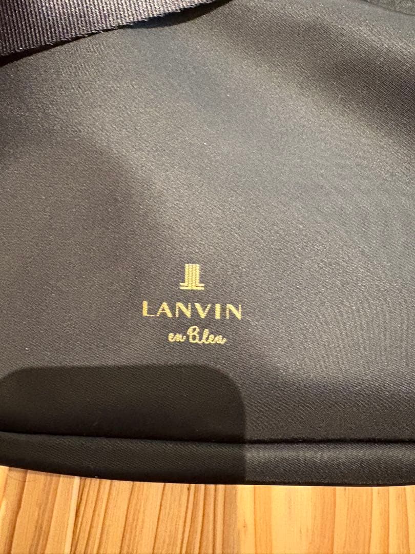 【LANVIN on Bleu】リボン付き黒ナイロンボディバッグ