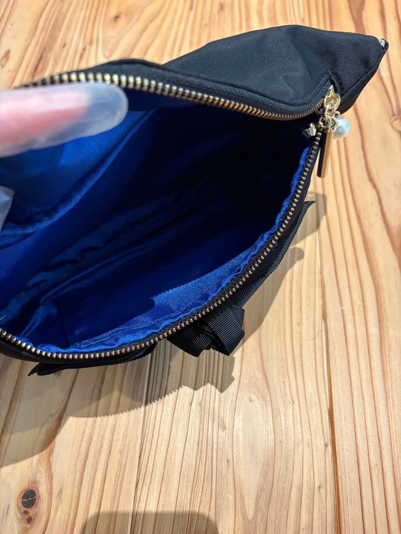 【LANVIN on Bleu】リボン付き黒ナイロンボディバッグ