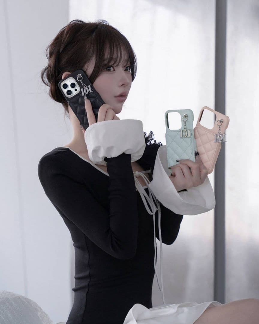 ダーリッチ キルティングミラーDDチャーム iPhoneケース 16pro