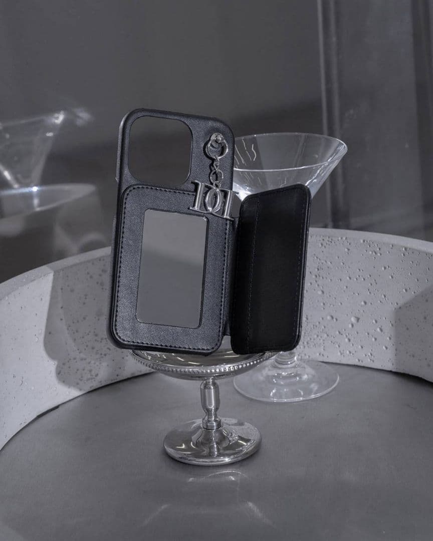 ダーリッチ キルティングミラーDDチャーム iPhoneケース 16pro