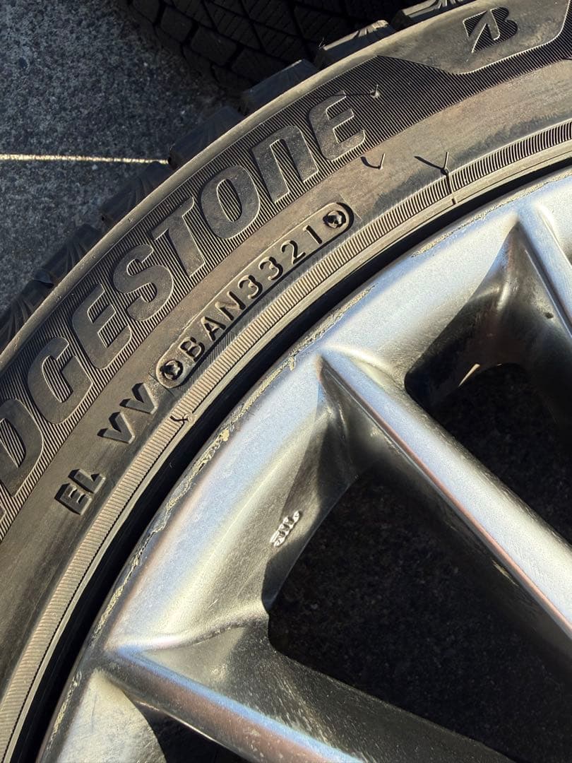 レクサスGSスタッドレスタイヤブリザックVRX3 21年製造　235/45R18