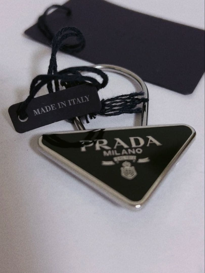プラダ　PRADA キーホルダー　キーリング　三角ロゴ　未使用品