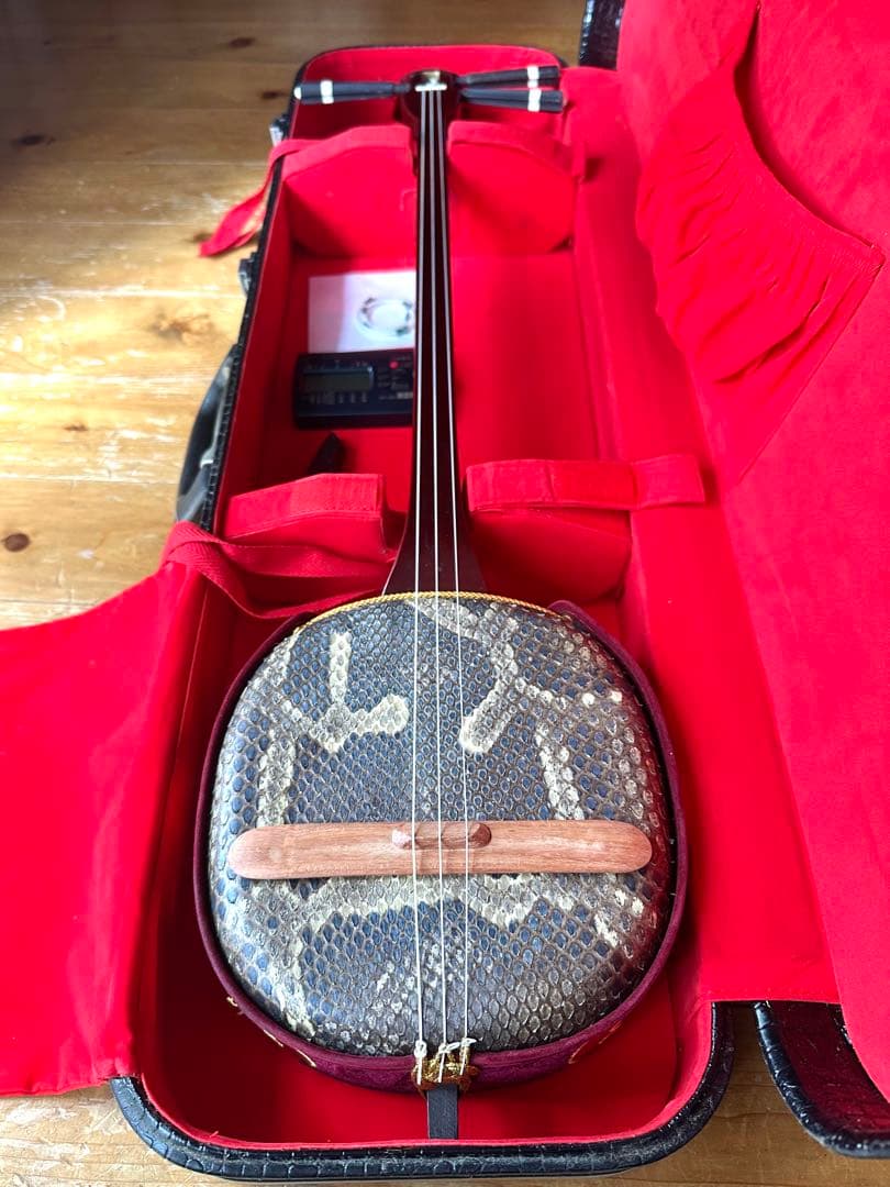 ヘビ皮製三線 本体とケース付き