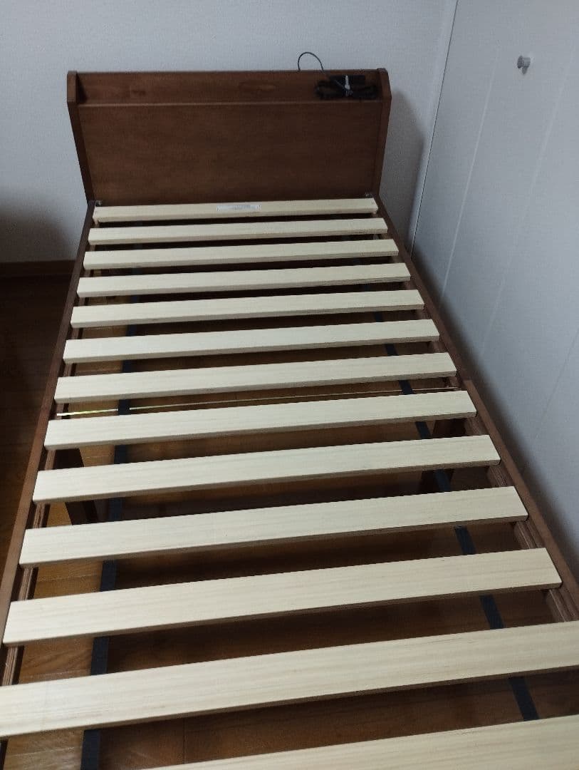 【引取(大阪)】ニトリシングルベッドフレーム　高さ二段階調整 コンセント棚付き①