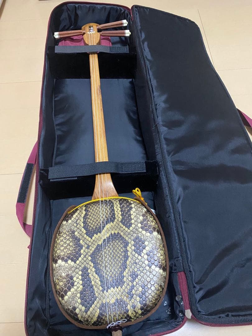 三線 本蛇皮 蛇革 沖縄 楽器【楽譜付き】