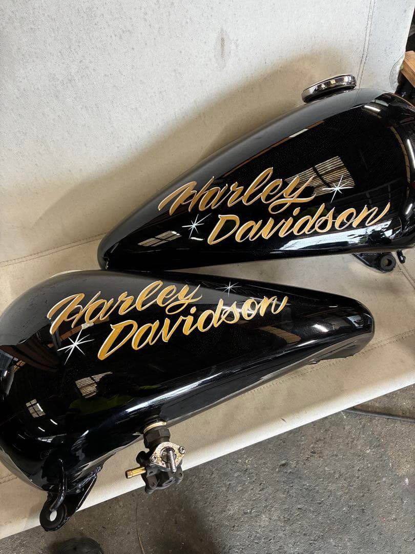 ヤンガスタンク 黒 ゴールドロゴ　3.5ガロン