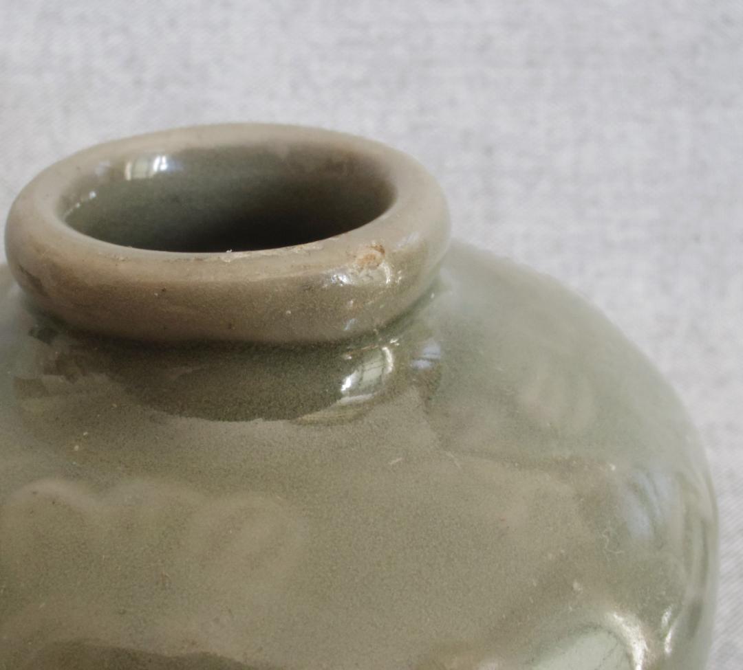 小壺　明　青磁　龍泉窯　花の陽刻　オリーブグリーン　★口に欠け、胴に擦れ