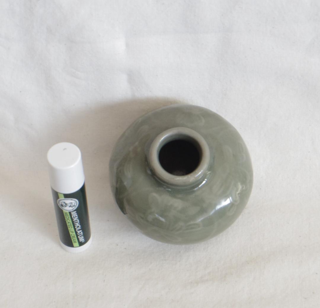 小壺　明　青磁　龍泉窯　花の陽刻　オリーブグリーン　★口に欠け、胴に擦れ