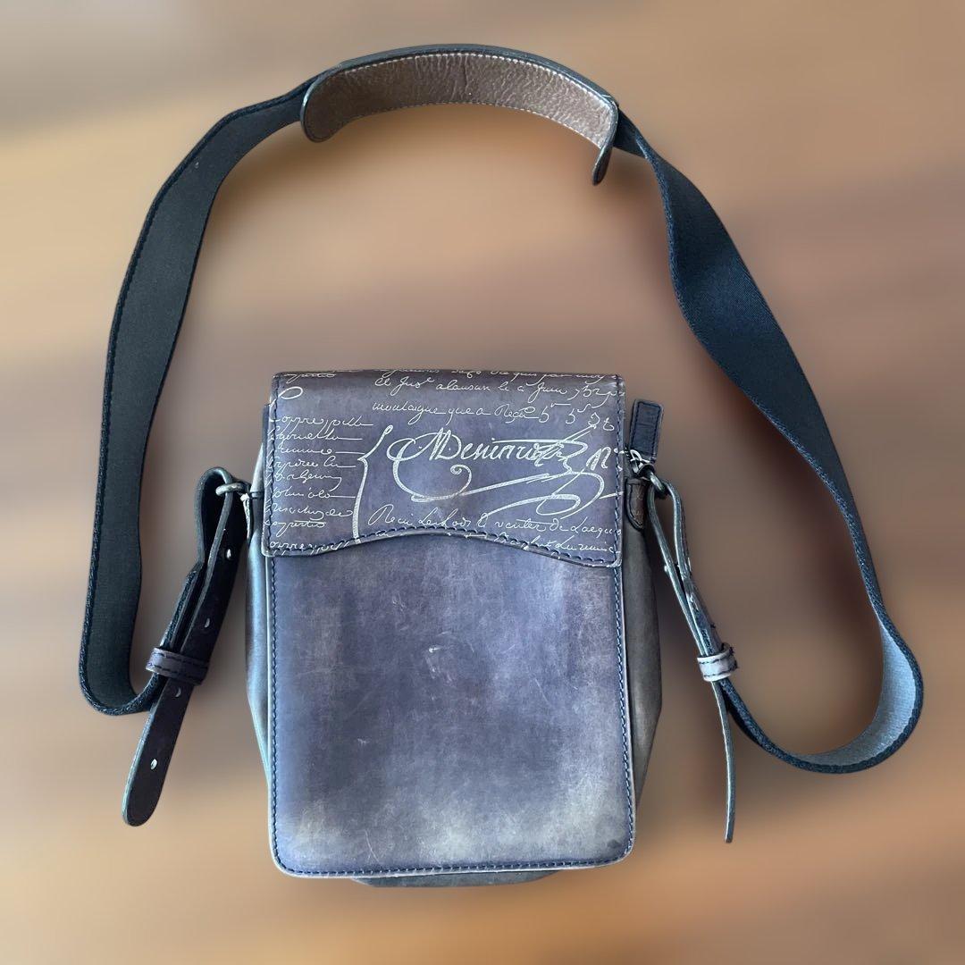 BERLUTI ベルルッティ　ショルダーバッグ サコッシュ カリグラフィ　オルガ