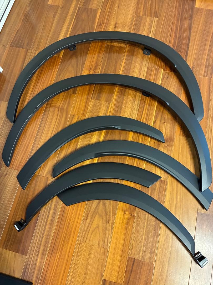 レクサス　LBX 純正フェンダーアーチモール