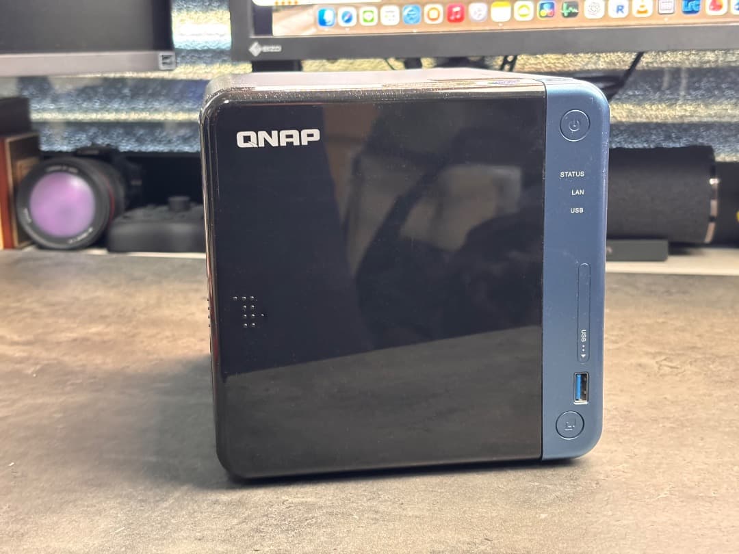 QNAP TS-453Be NAS 本体（10GbE・メモリ8GB拡張済み）