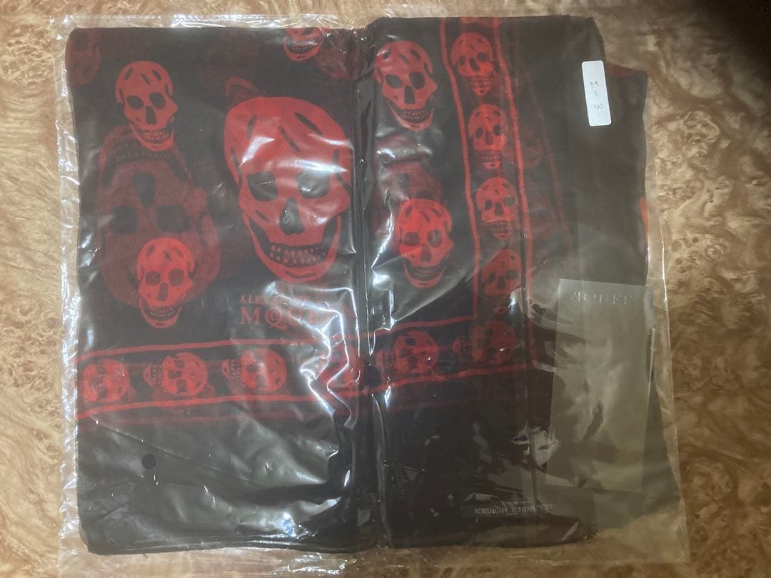 新品 アレキサンダーマックイーン スカーフ 黒×赤 YOSHIKI着同型同色