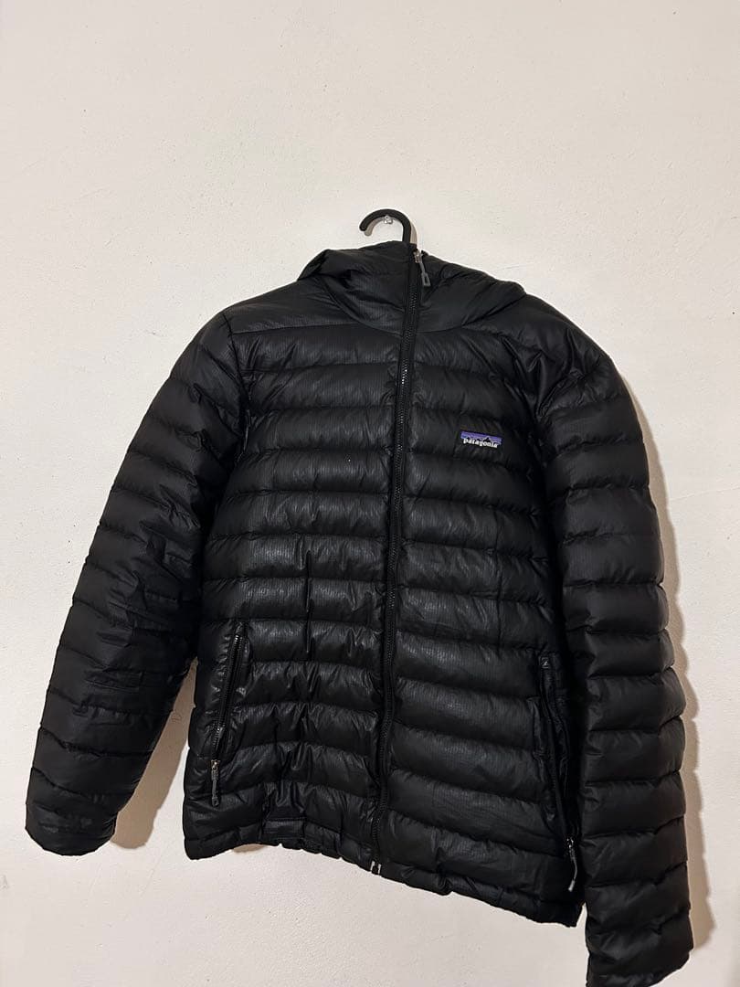 パタゴニア　黒 フード付きダウンジャケット