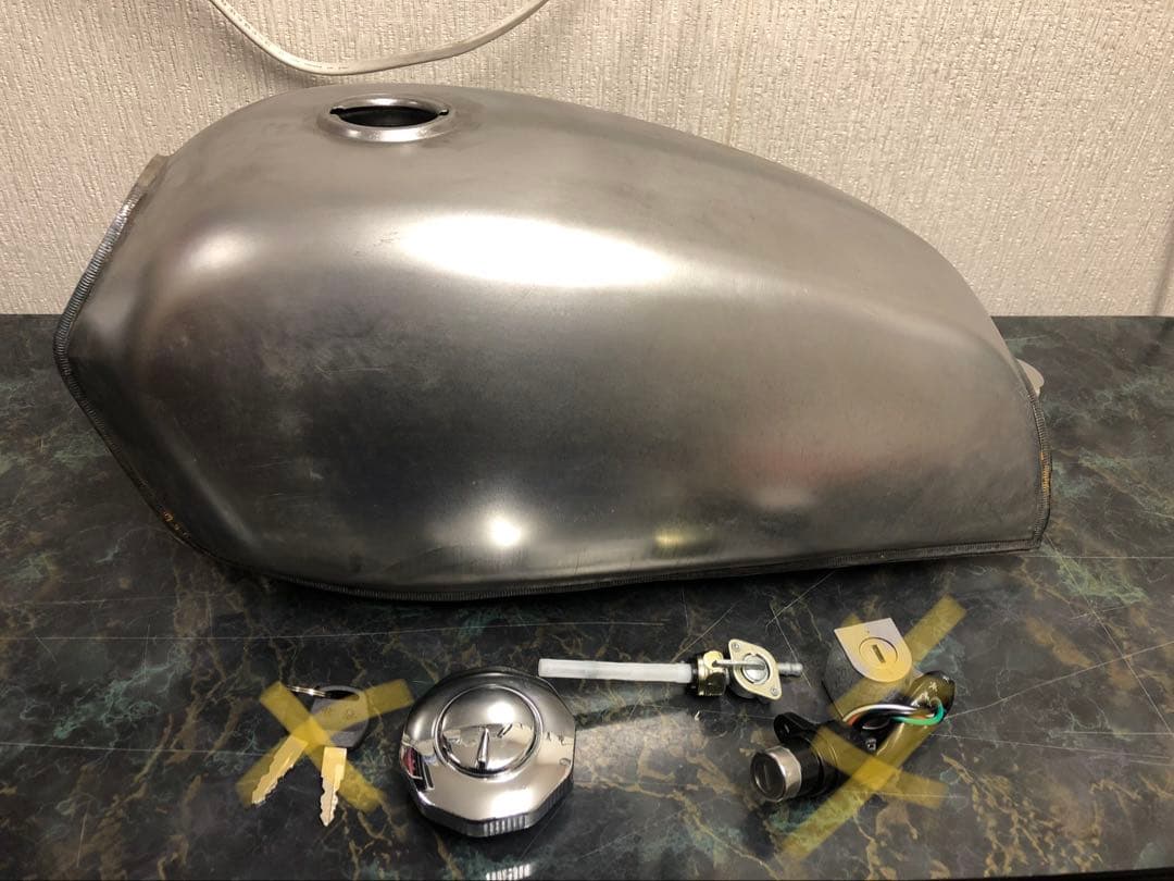 ☆新品汎用タンク　大容量8Ｌ　ビッグタンク　未塗装　エイプ　CD50　FTR