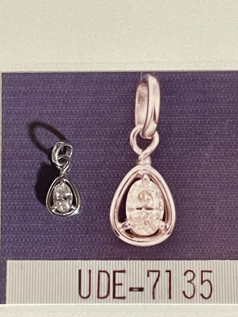 ダイヤ　UDE-7135 ペアシェイプ シルバーチャーム