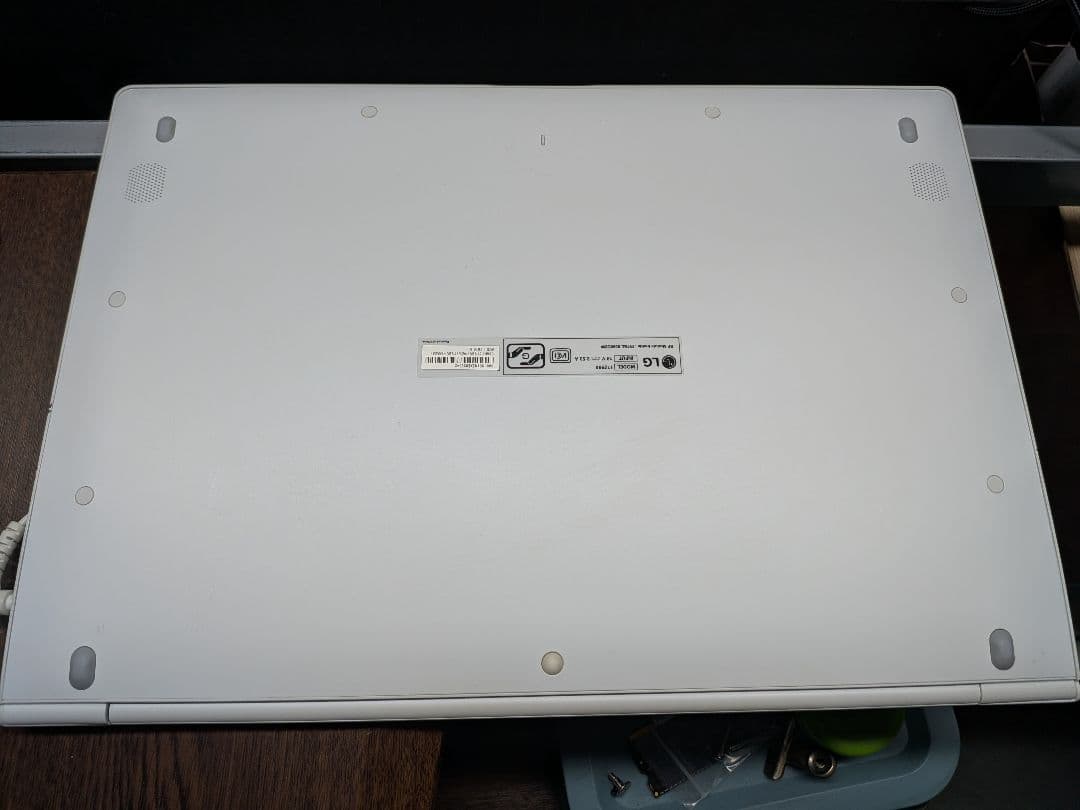 LG gram ホワイトノートPC 17インチ　大画面