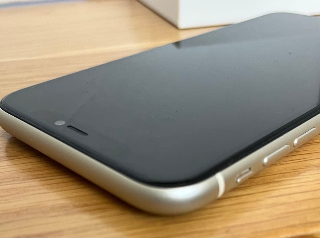 iPhone 11 128GB ホワイト SIMフリー 美品 バッテリー交換済