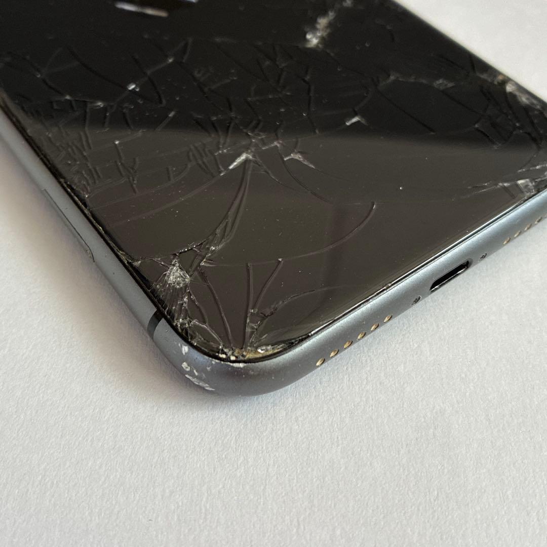 Apple iPhone 11 128GBブラック 本体 レンズ・背面ひび割れ