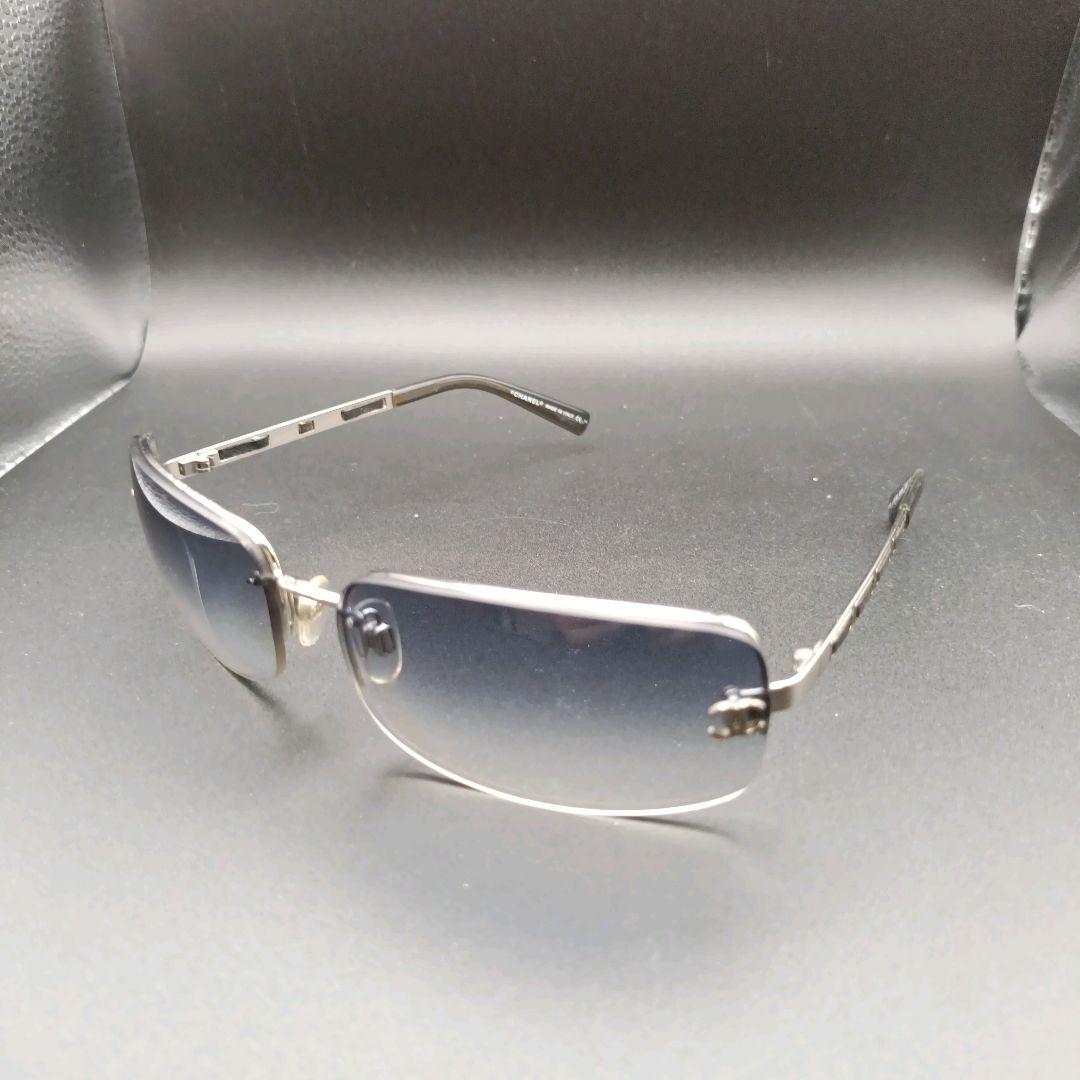 シャネル グラデーション サングラス ココマーク レザーチェーン リムレス