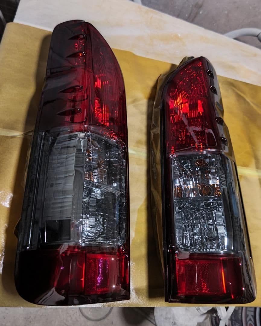 ハイエース200系納車外し純正テールベースグラデーションスモーク塗装キャンディ