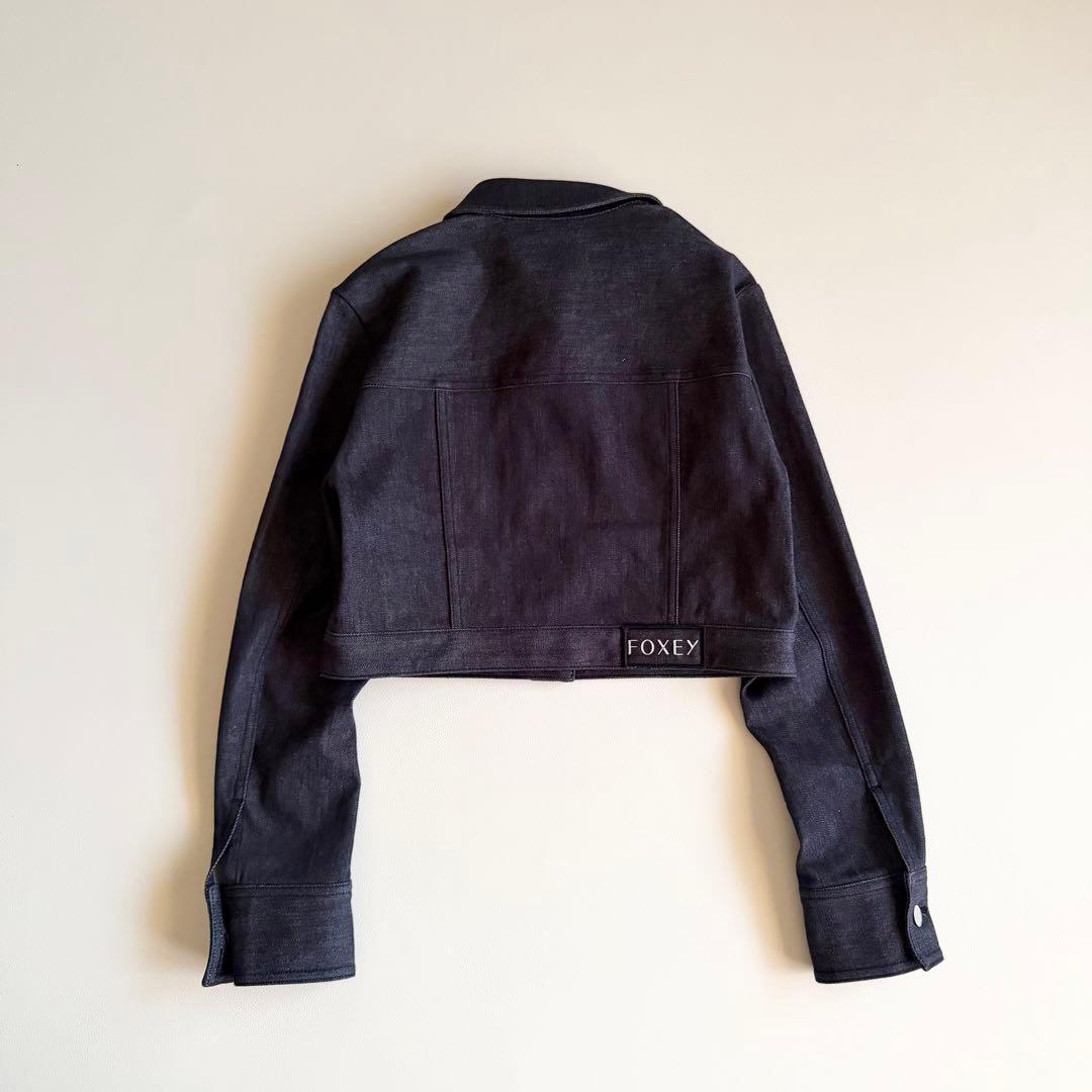 美品 【フォクシー】クロップド デニムジャケット メタルボタン ロゴパッチ 38