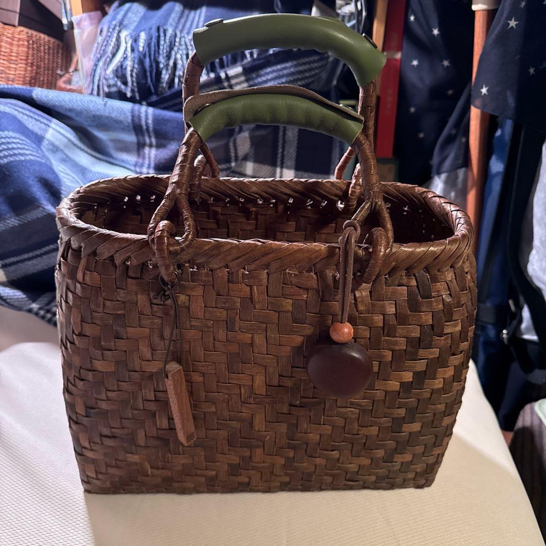 日曜日限定お値下げ✨️かごや くるみかごバッグ 柿渋染め巾着、冬用ストール2枚付き