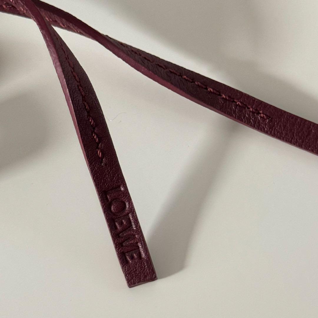 LOEWE アナグラム チャーム バーガンディー