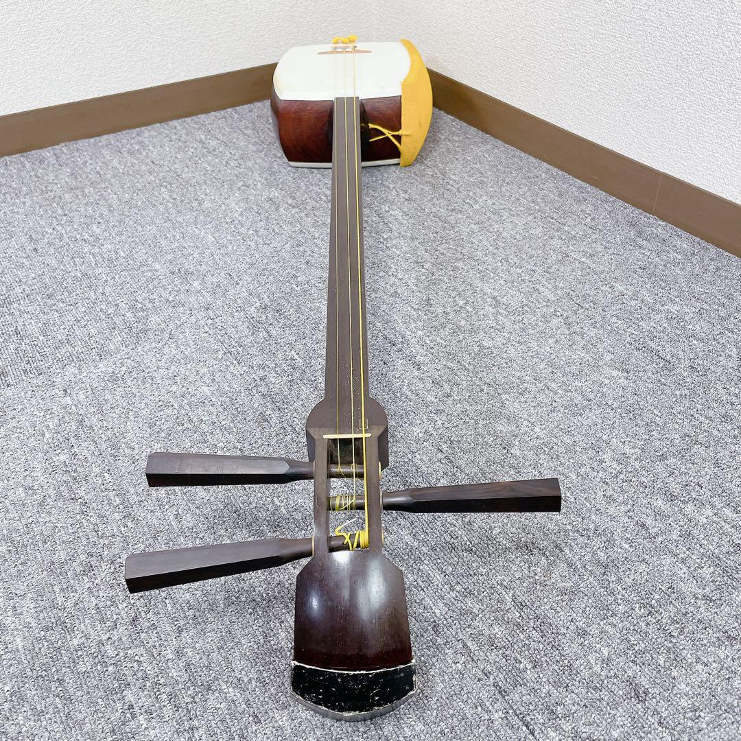 三味線 太棹 トチあり紅木 綾杉彫り胴 二本溝 金細 犬皮 和楽器